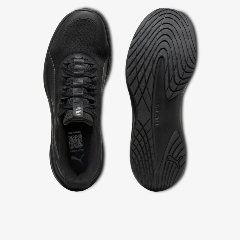 Schwarze Schuhe mit rutschfester Sohle und atmungsaktivem Material, ideal für sportliche Aktivitäten.