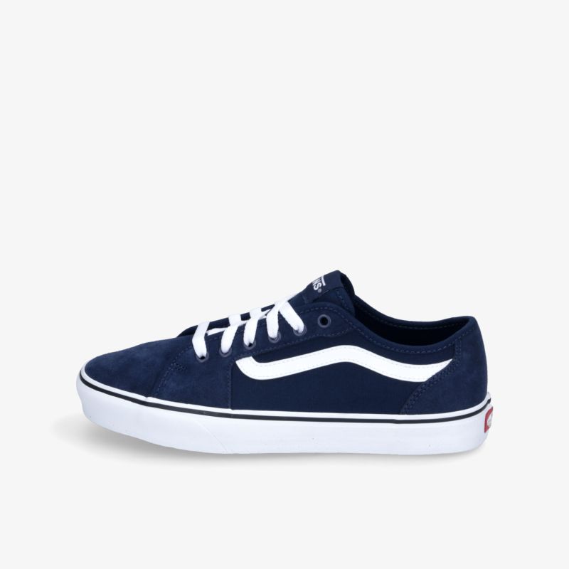 Seitliche Ansicht eines blauen Sneakers mit weißen Schnürsenkeln und weißer Sohle, sportlich und komfortabel