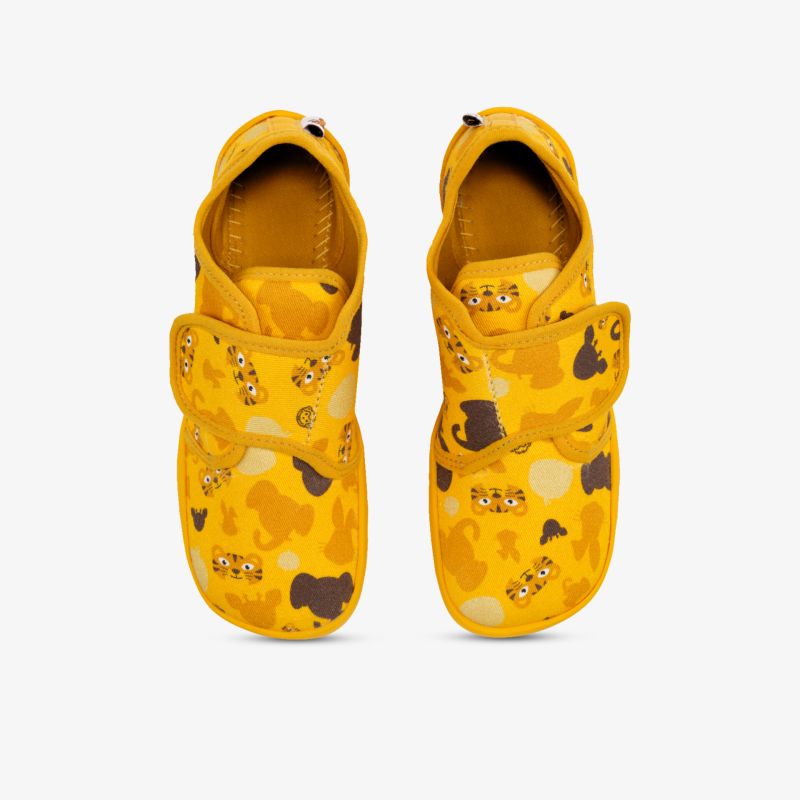 Bequeme gelbe Schuhe mit flexiblem Klettverschluss und robuster Sohle für vielseitigen Tragekomfort