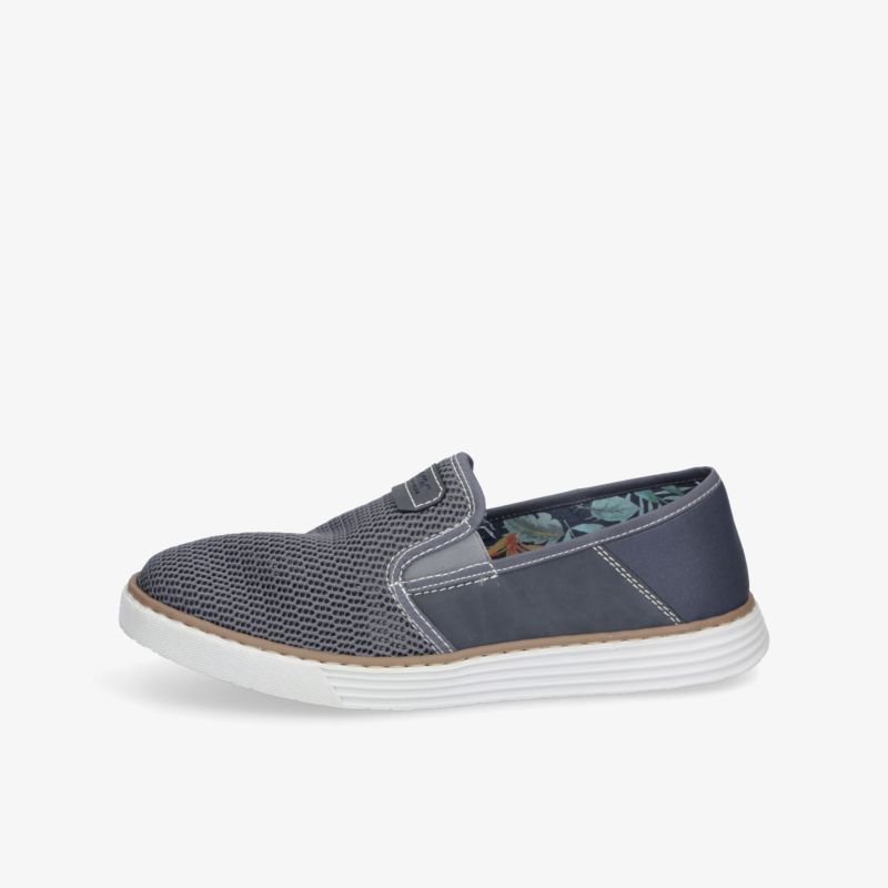 Leichter grauer Slip-On Schuh mit atmungsaktivem Material und komfortabler flexible Sohle in seitlicher Ansicht