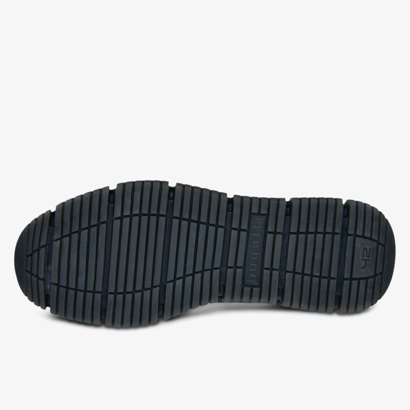 Robuste schwarze Schuhsohle mit rutschfestem und tiefem Profil für optimalen Halt und Langlebigkeit