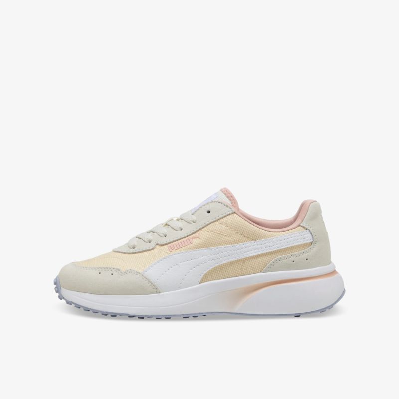 Leichter, bequemer Sportschuh in Beige und Weiß mit flexibler Sohle für optimalen Tragekomfort