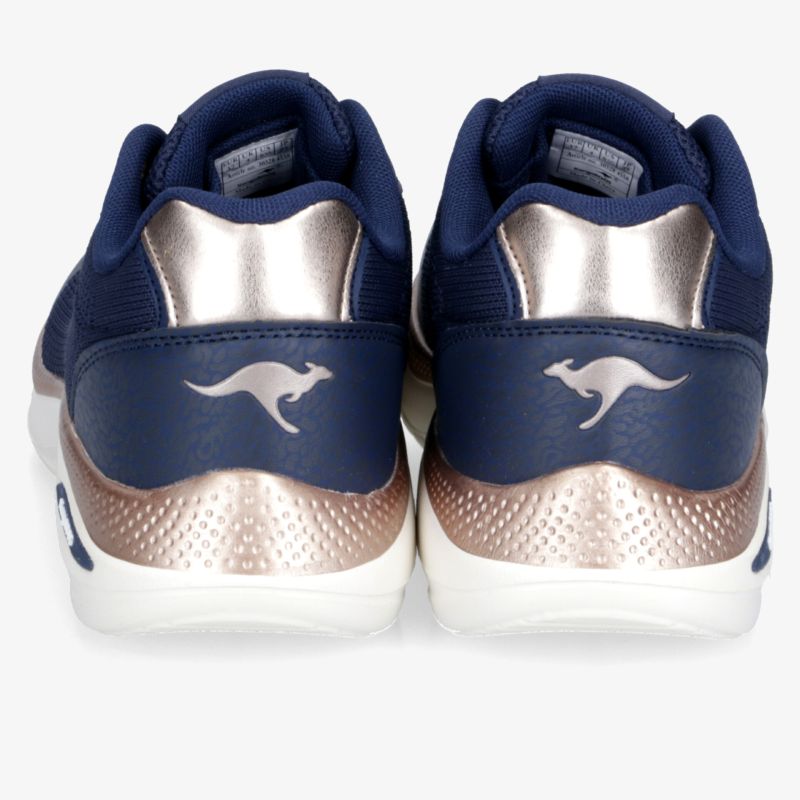 Rückansicht sportlicher, gepolsterter Sneaker mit robustem Material und modischem dunkelblau-roségold Design
