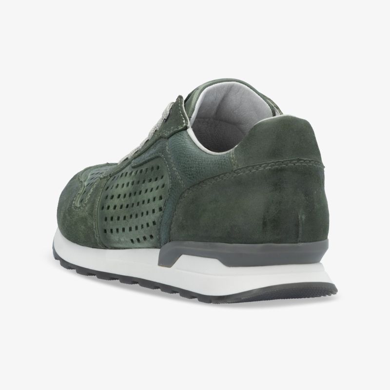 Grüner Sneaker mit atmungsaktivem, perforiertem Obermaterial und bequemer, stabiler Passform seitlich gesehen