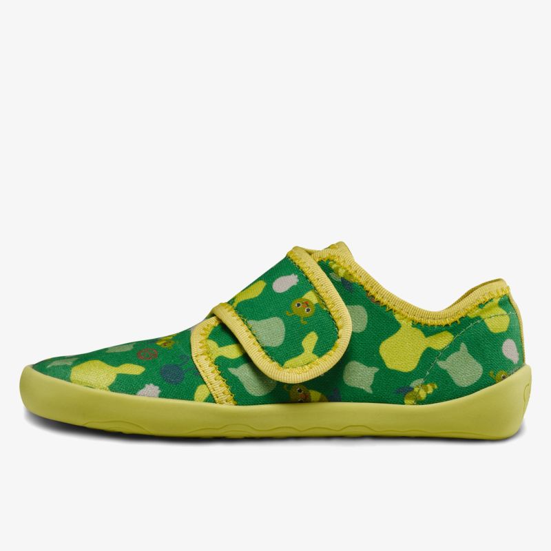 Bequemer grüner Slipper mit gelben Akzenten, weichem Material und sicherem Klettverschluss für optimalen Halt