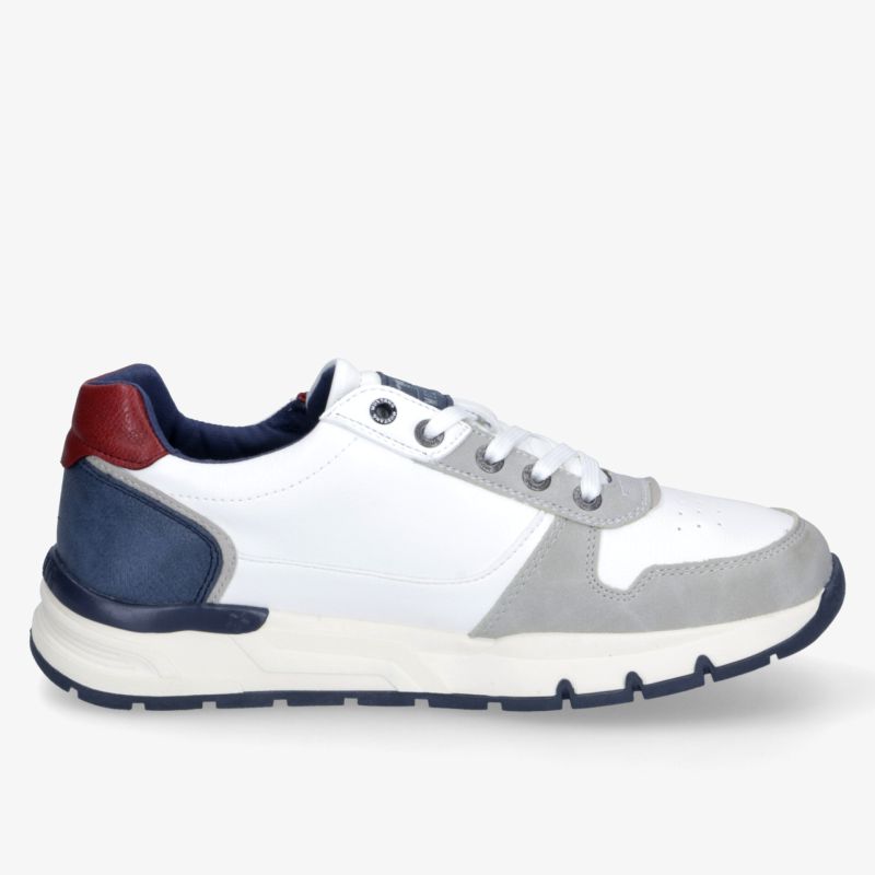 seitliche Ansicht eines weißen und grauen Sportschuhs mit roten und blauen Akzenten und robuster Sohle