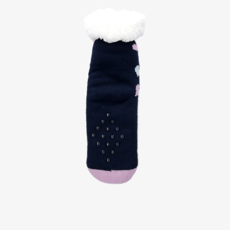 Detailansicht einer dunkelblauen, weich gestrickten Winter-Socke mit rosa Akzenten und rutschfester Unterseite