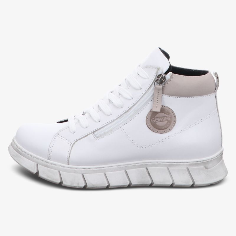 Seitliche Ansicht weißer Sneaker mit Reißverschluss und komfortabler flexibler Sohle