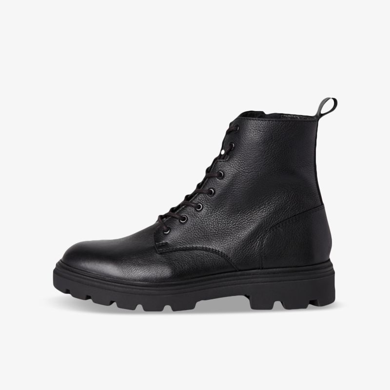 Schwarzer robuster Arbeitsstiefel mit rutschfester Sohle und bequemem Schnürverschluss, seitliche Ansicht