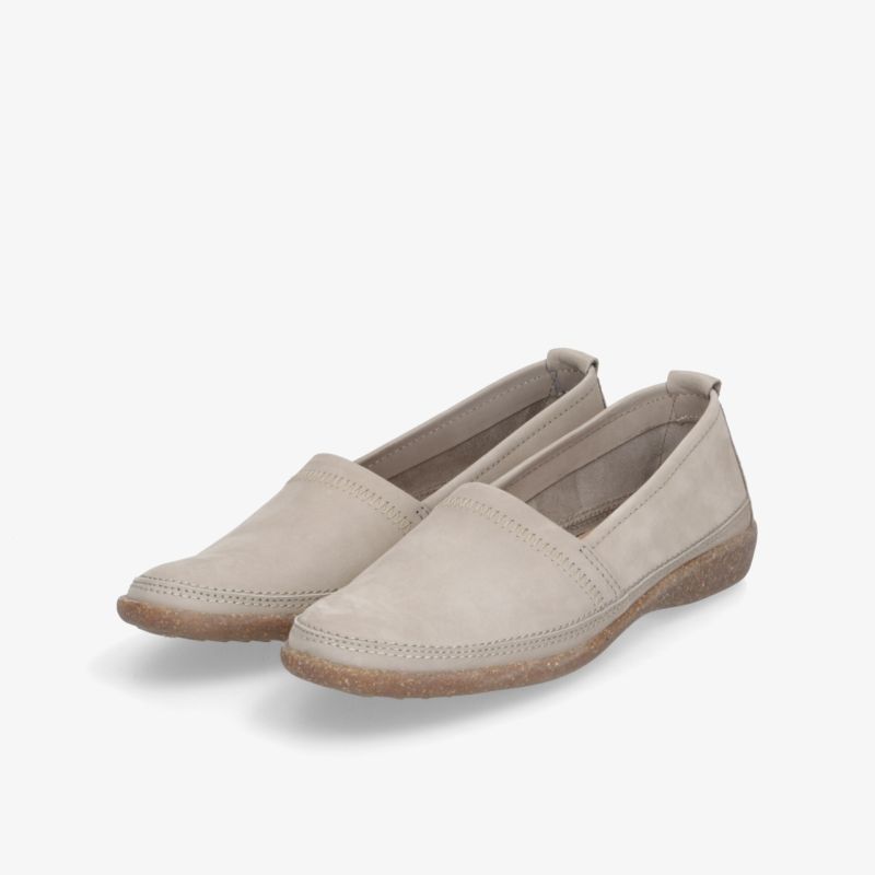 Beige Slipper Paar in schräger Vorderansicht, leichter und bequemer Schuh mit rutschfester Sohle und flexibler Passform