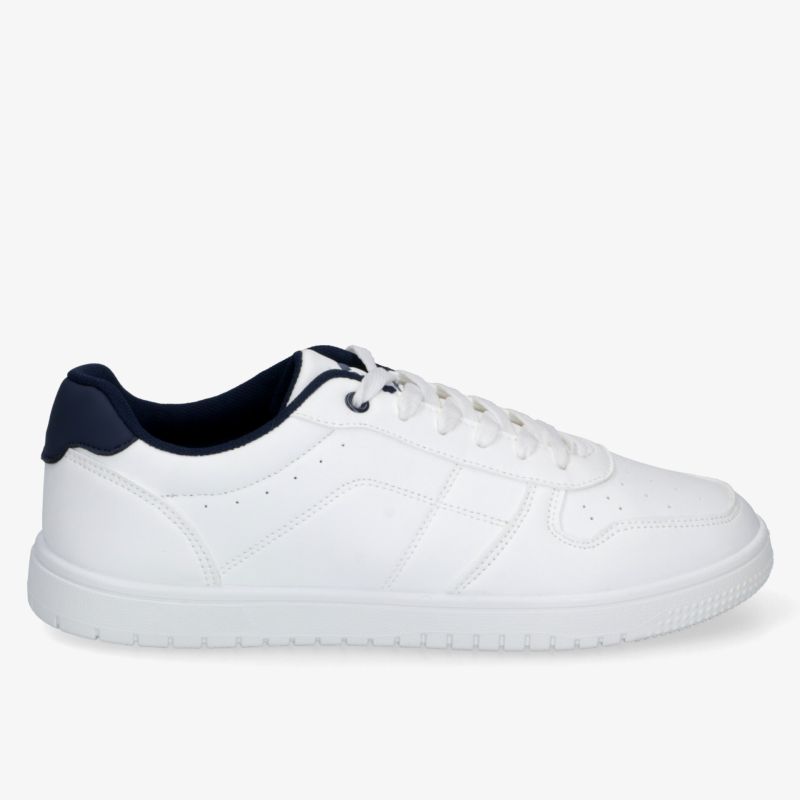 Moderner weißer Sneaker mit navy Akzent, vielseitiger Stil, robuste Sohle für optimalen Halt.