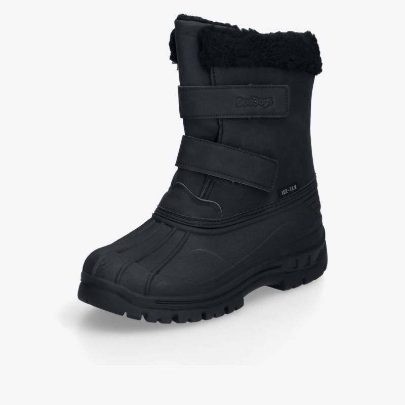 Schwarzer Winterstiefel mit warmem Fellkragen, praktischem Klettverschluss und griffiger Profilsohle in schräger Frontansicht.