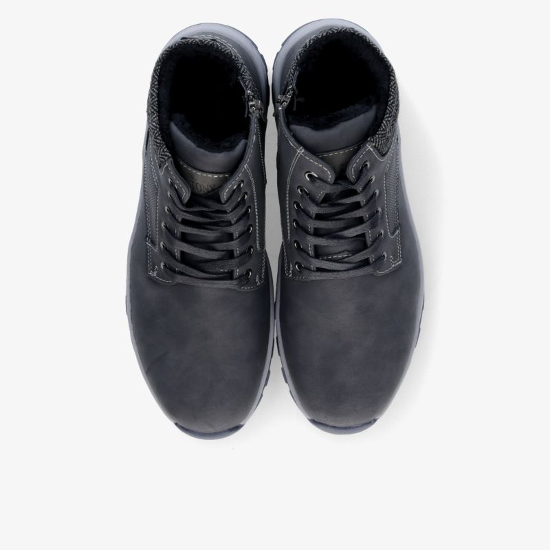 Schwarze Sportschuhe im Paar von oben, komfortabel und robust mit flexiblem Schaft und rutschfester Sohle