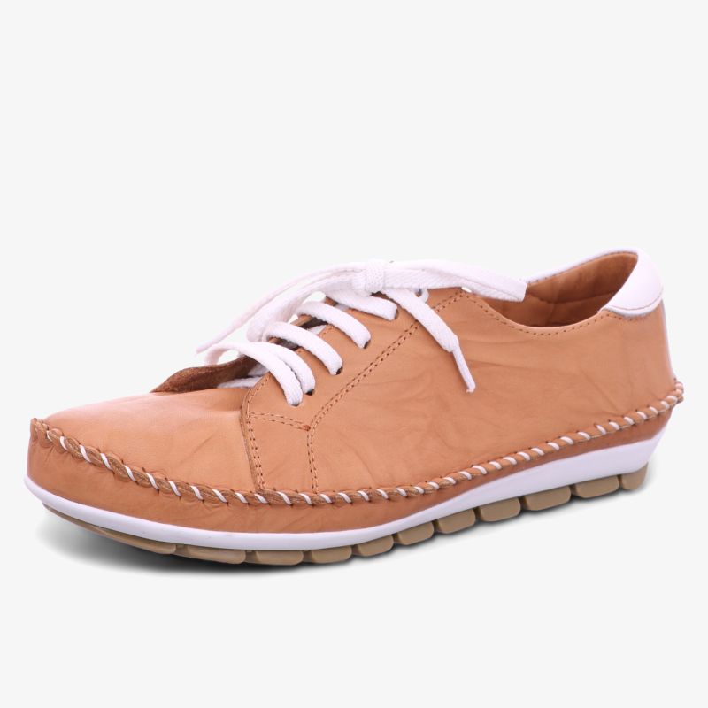 Beiger Sneaker mit weißer Sohle und markanten Nähten, ideal für Freizeitaktivitäten.