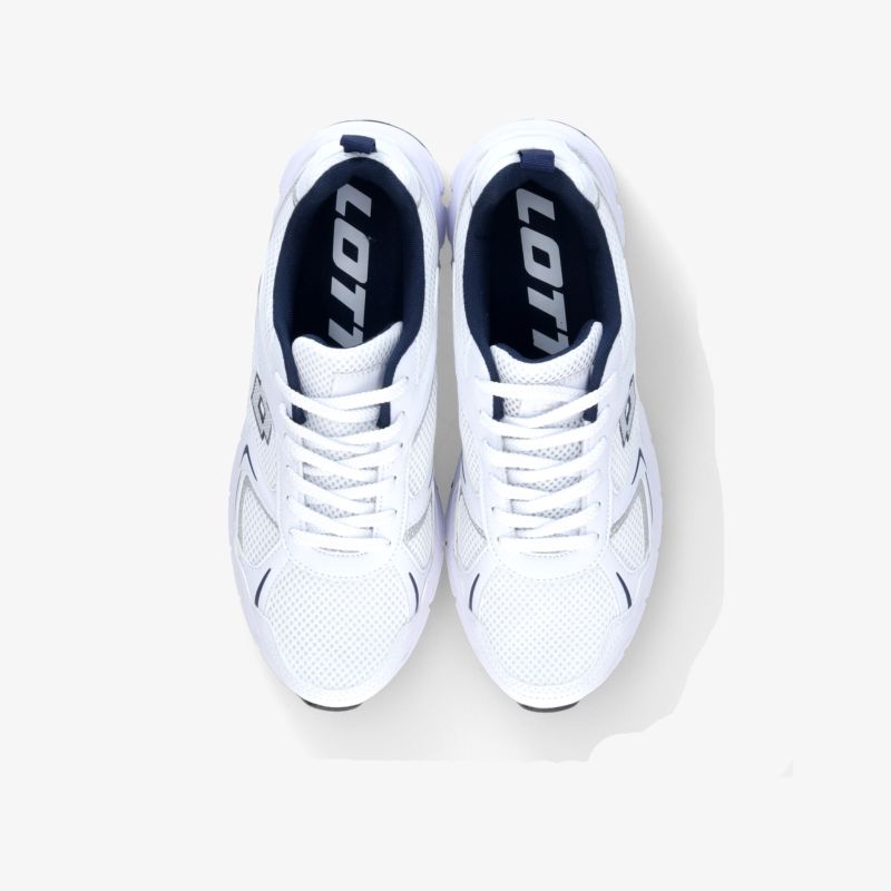 Weiße Sportschuhe mit Schnürsenkeln in bequemer Passform und modernem, leichtem Design, von oben aufgenommen