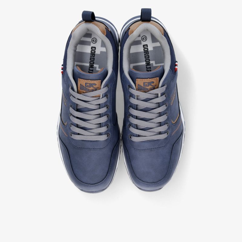 Blau-graues Sneaker-Paar mit Schnürung, gepolsterter Zunge und griffiger Laufsohle in klarer Draufsicht