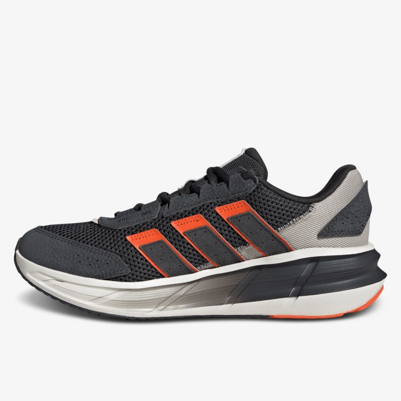Moderner Sportschuh mit atmungsaktivem Mesh, leichter Dämpfung und robuster Laufsohle in seitlicher Ansicht