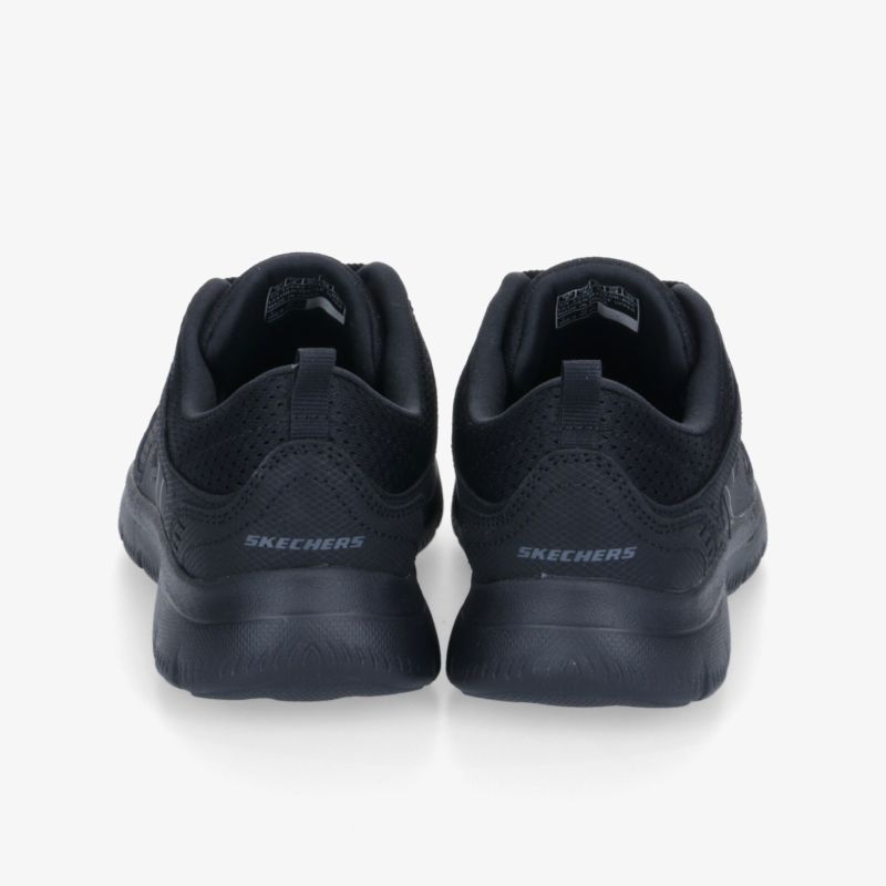 Schwarze Sportschuhe mit rutschfester Sohle und komfortabler Passform von hinten auf weißem Hintergrund