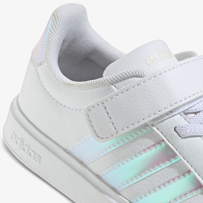 Weißer Sneaker mit Klettverschluss und sportlichem Design, komfortabel und atmungsaktiv für den Alltag