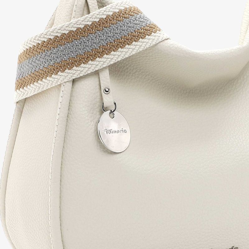 Detailaufnahme einer cremeweißen Handtasche mit weichem Material und breitem gestreiftem Trageriemen