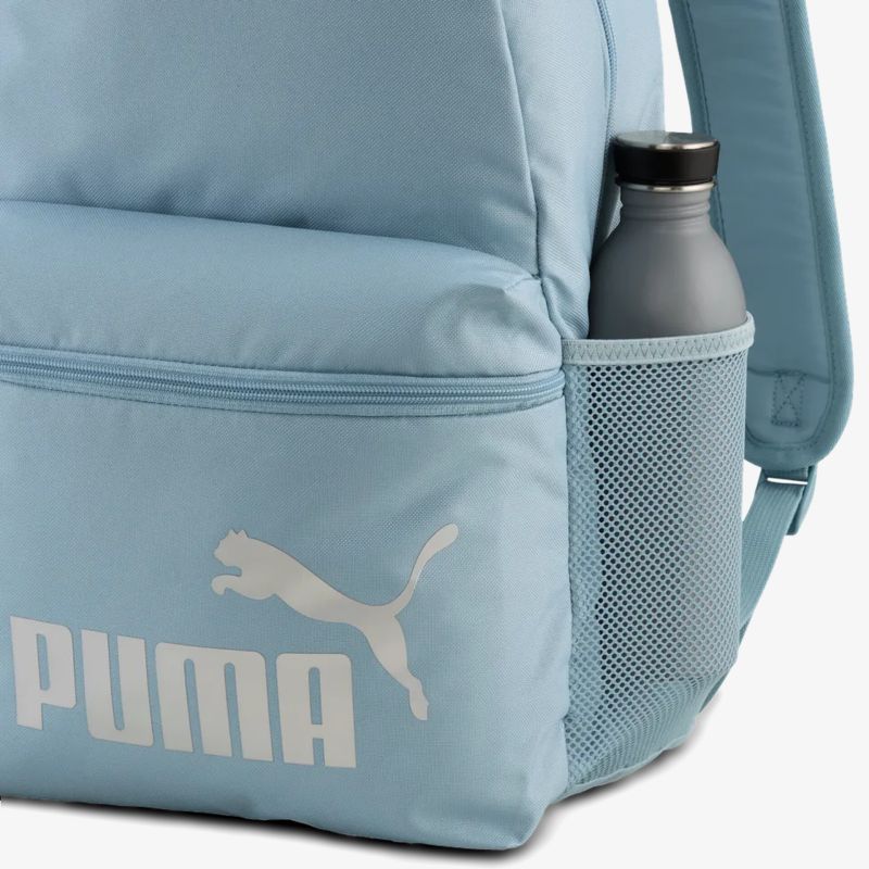 Detailansicht hellblauer Puma Rucksack mit praktischem Reißverschluss und seitlicher Netztasche für Flasche