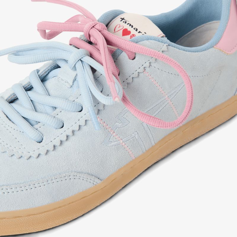 Schuh in hellblau mit rosa Schnürsenkeln und bequemer Gummisohle für angenehmen Tragekomfort
