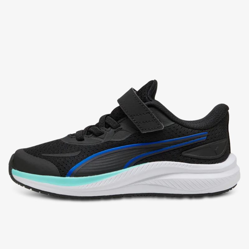 Schwarzer und blauer leichter Sportschuh mit atmungsaktivem Material und gepolsterter Sohle seitlich sichtbar