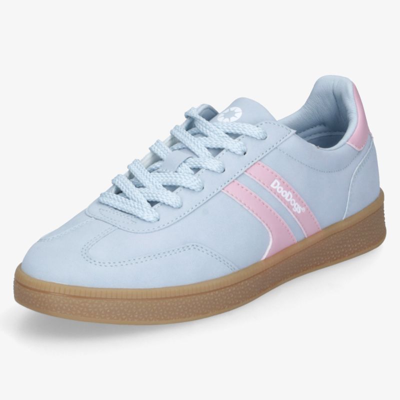 Stylischer hellblauer Sneaker mit rosa Details und bequemer brauner Sohle. Perfekt für Alltag und Freizeit.