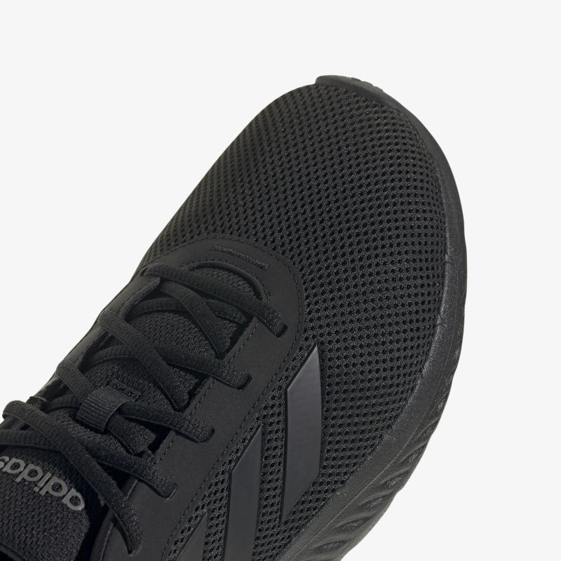 Detailaufnahme eines schwarzen, atmungsaktiven und leichten Sneakers mit verstärkter Schnürung