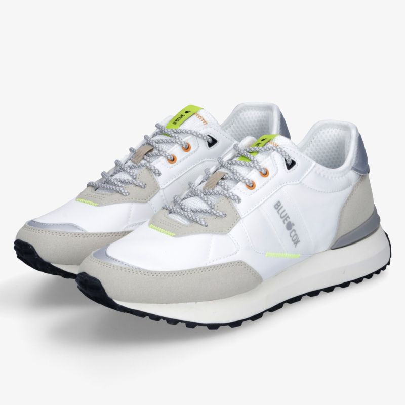 Sportliche weiße Sneaker mit robusten Sohlen und bequemem Design auf weißem Hintergrund