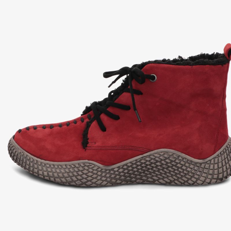 Seitliche Ansicht einer roten Wildleder Stiefelette mit gepolstertem Schaft und flexibler Profilsohle