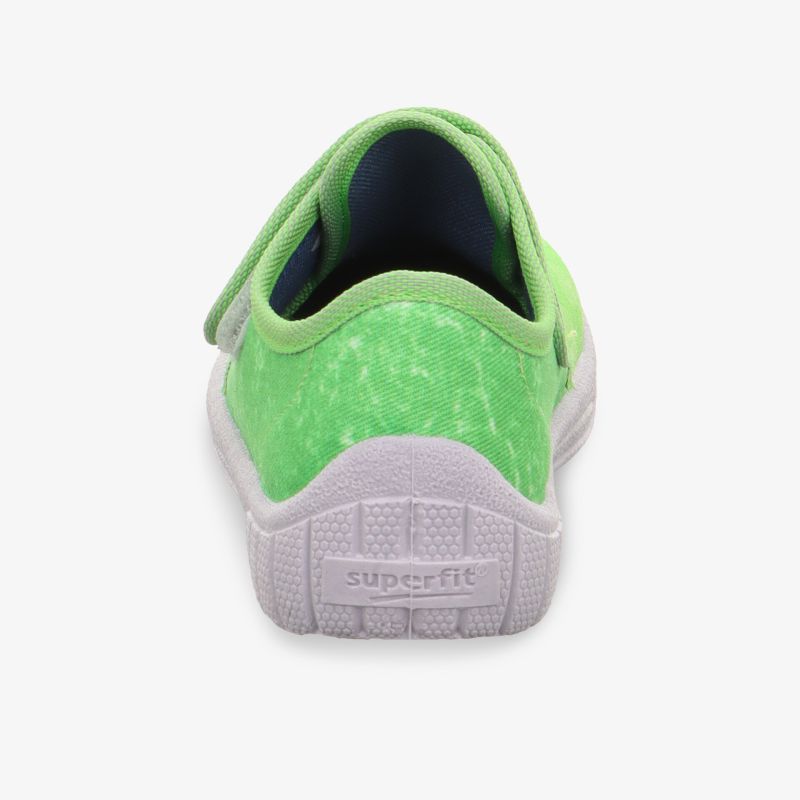 Grüner Schuh mit komfortablem Innenfutter und robuster weißer Laufsohle, Ansicht von hinten