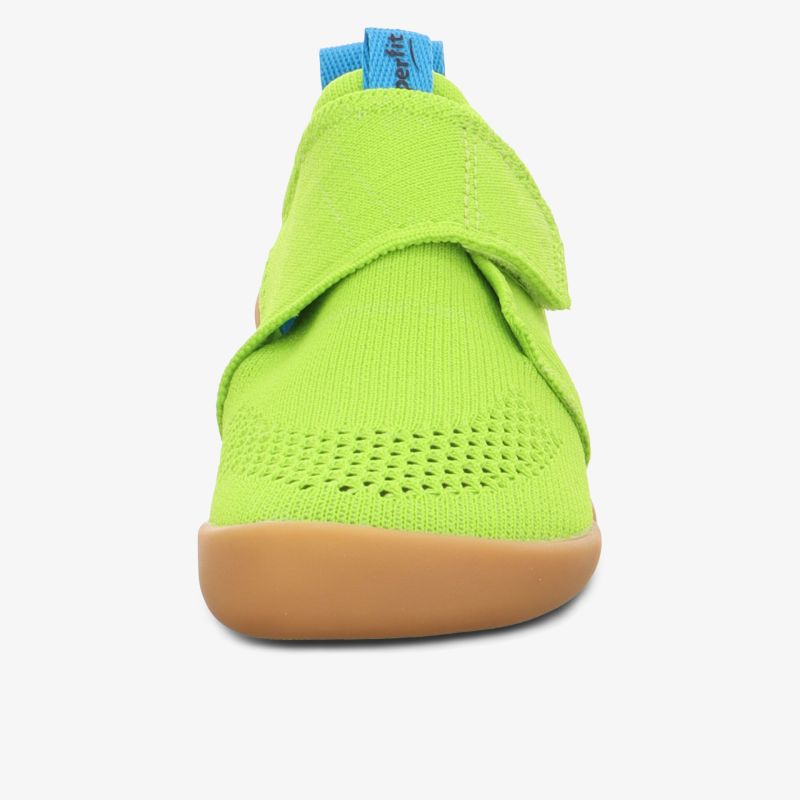 Leichter, atmungsaktiver Schuh mit flexiblem Material und praktischem Klettverschluss in lebendigem Grün