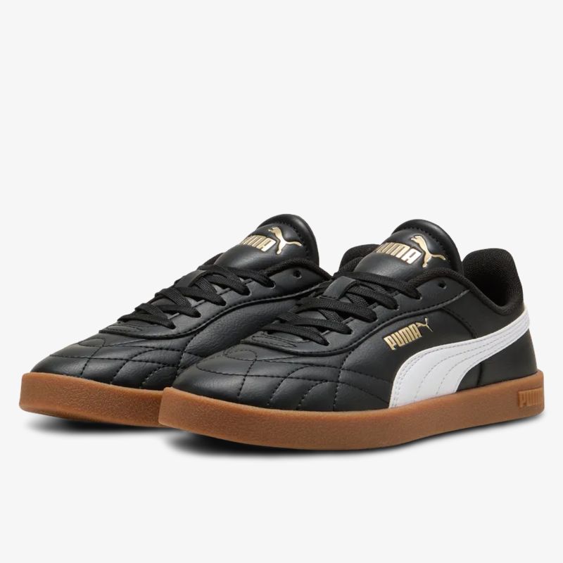 Schwarze Puma Sneaker mit weißem Streifen und brauner Gummisohle in seitlicher 3/4 Ansicht