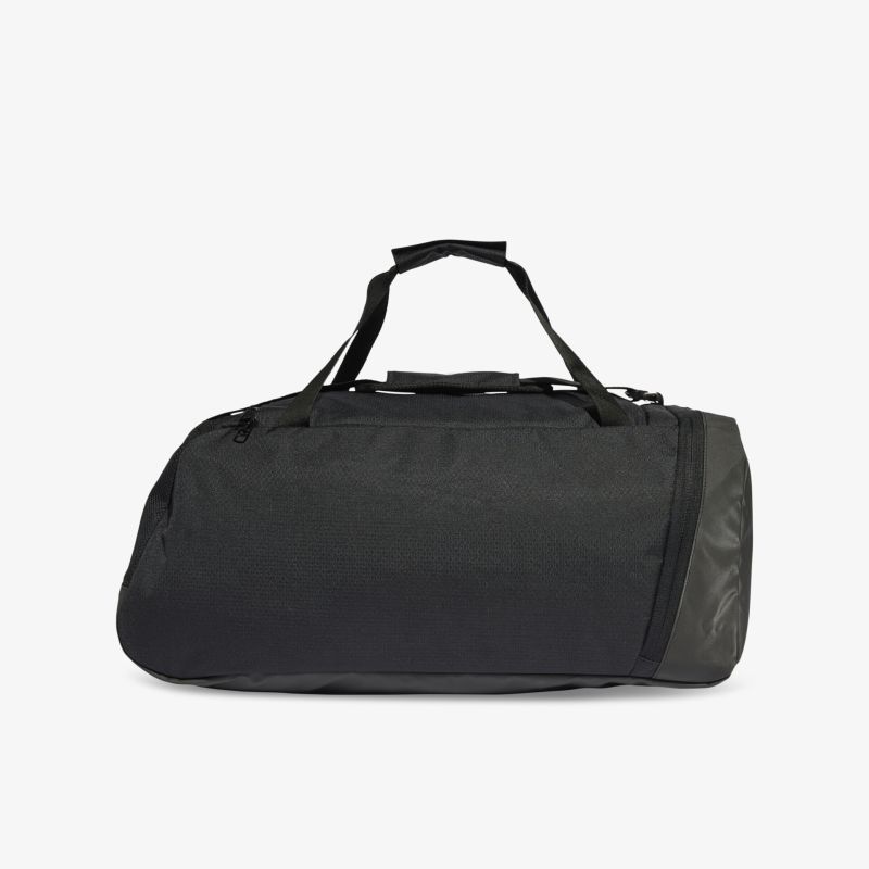 Schwarze Sporttasche mit praktischem Reißverschluss und stabilen Tragegriffen liegt seitlich auf weißem Hintergrund