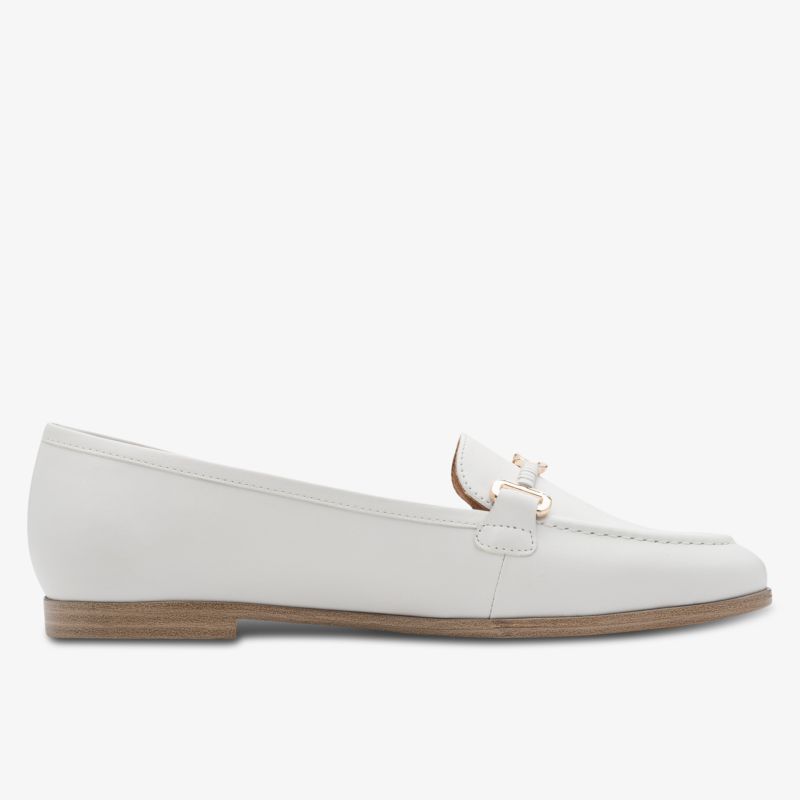 Eleganter weißer Loafer aus Leder mit flacher Sohle, schlichtes und bequemes Design, perfekt für Alltag