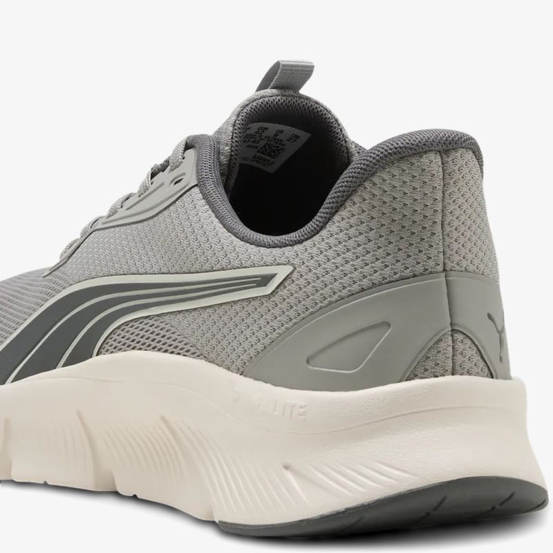 Sportlicher Schuh mit robuster, atmungsaktiver Oberfläche und komfortabler Polsterung für sicheren Halt