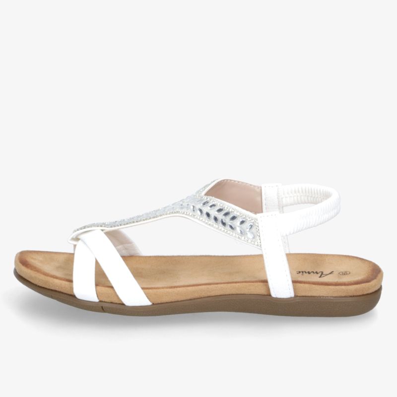 Weiße Sandale mit verstellbarem Riemen, gepolsterter Innensohle und rutschfester Sohle in klarer Seitenansicht