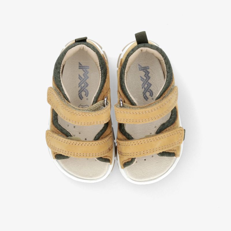 Leichte, bequeme Sandalen mit verstellbaren Klettverschlüssen und weichem Innenfutter in neutraler Farbe