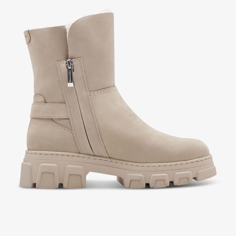 Beiger robuster Stiefel mit seitlichem Reißverschluss und profilierter Sohle in klarer Seitenansicht