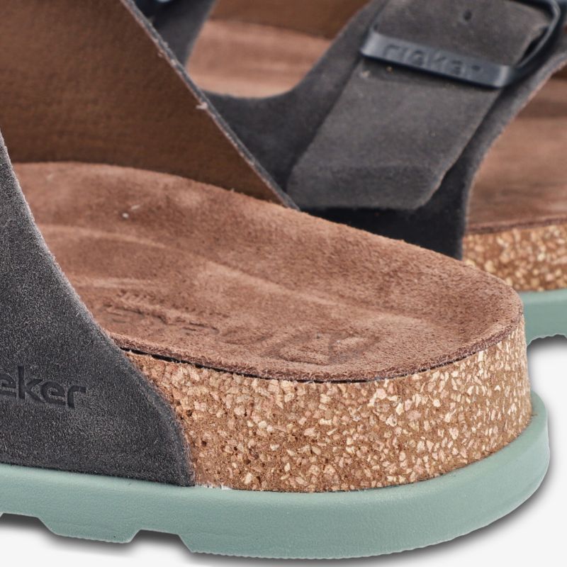 Detailaufnahme von bequemem Schuh mit weichem Fußbett, stabiler Kork-Plateausohle und hochwertigem Material