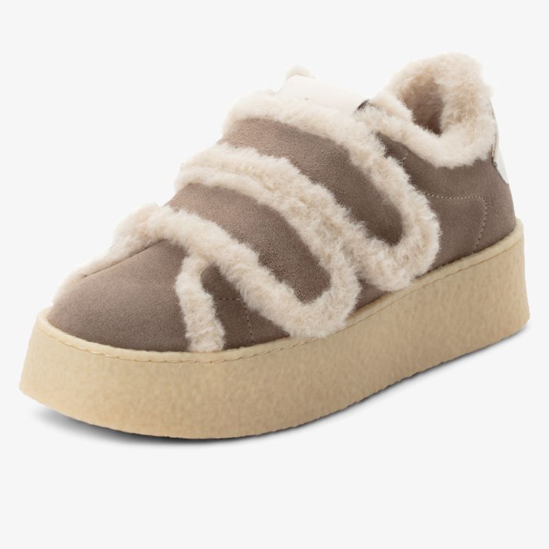 Bequemer Schuh mit flauschigem Innenfutter und robuster Sohle für angenehmes Tragen und modischen Look