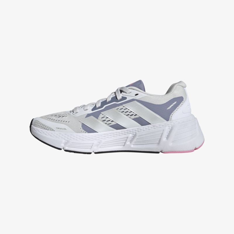 Leichter, atmungsaktiver Sportschuh in Weiß mit grauen Akzenten und seitlichem Profil für optimalen Laufkomfort.