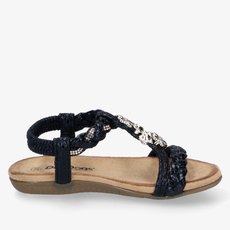 Elegante schwarze Sandale mit flacher Sohle und verziertem Riemen, komfortabel und modisch für warme Tage
