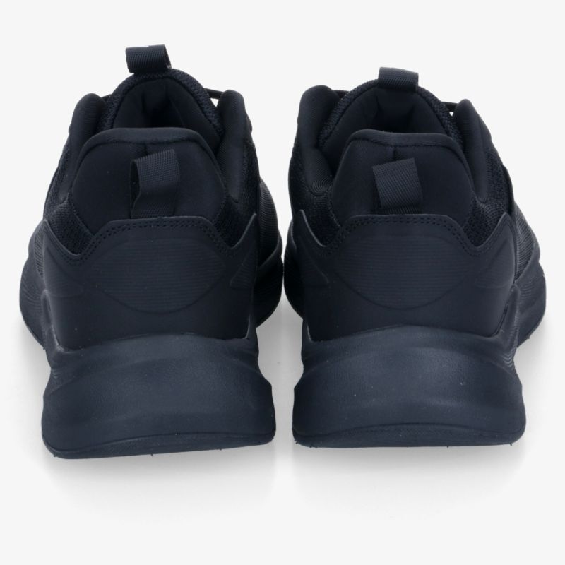 Schwarze Sneaker Rückansicht mit gepolstertem Fersenbereich und robuster Sohle für bequemen Halt
