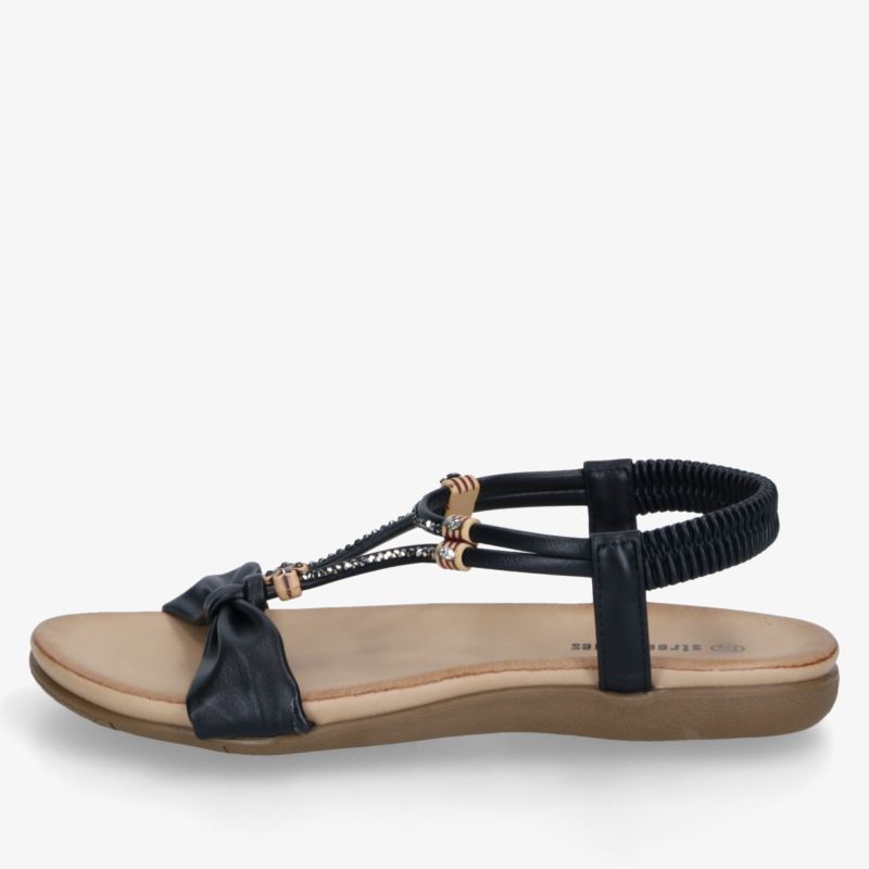 Elegante schwarze Sandale mit flacher Sohle, elastischem Fersenriemen und verstellbarem Riemchen für hohen Tragekomfort