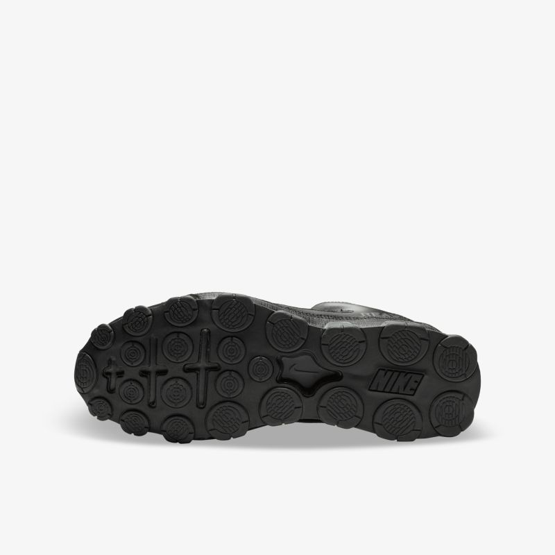 Schwarze Nike Schuhsohle mit robustem Profil, rutschfest und hoher Strapazierfähigkeit für optimalen Halt
