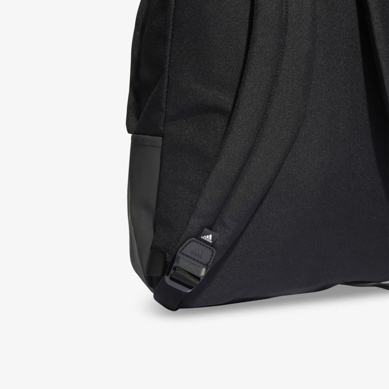 Detailaufnahme eines robusten Rucksack-Schulterriemens mit verstellbarer Schnalle und strapazierfähigem Material