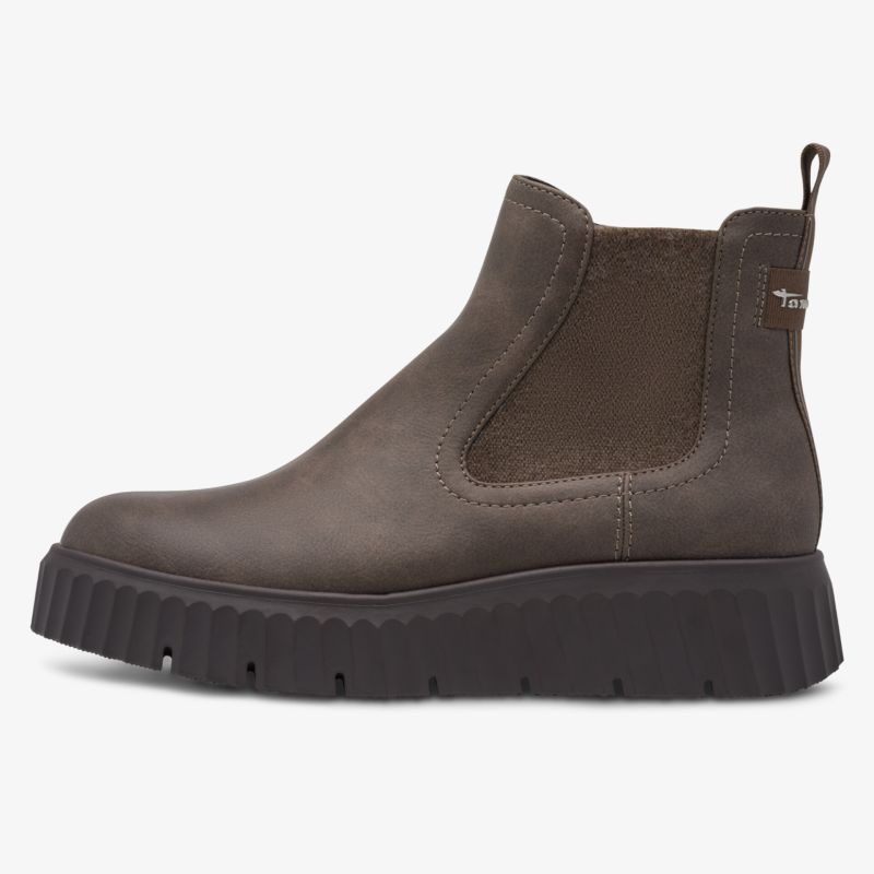 robuster brauner chelsea boot mit elastischen seiteneinsätzen und rutschfester profilsohle seitlich aufgenommen