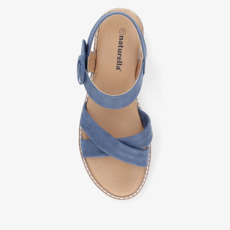 Obere Draufsicht auf bequeme blaue Sandalette mit verstellbarem Riemen und offener Zehenpartie